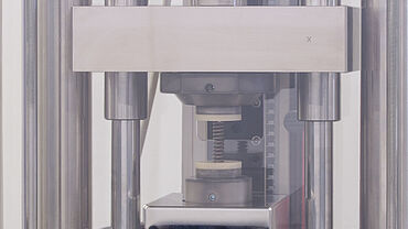 Federprüfmaschine mit Vorrichtung zur Prüfung von Präzisions-Druckfedern